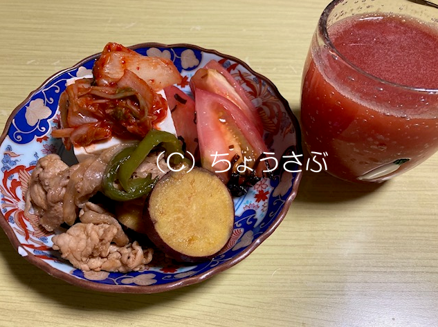 豚肉と夏野菜の黒酢炒め、キムチ豆腐、トマトジュースの画像